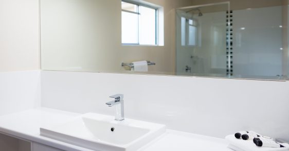 resort-room-bathroom